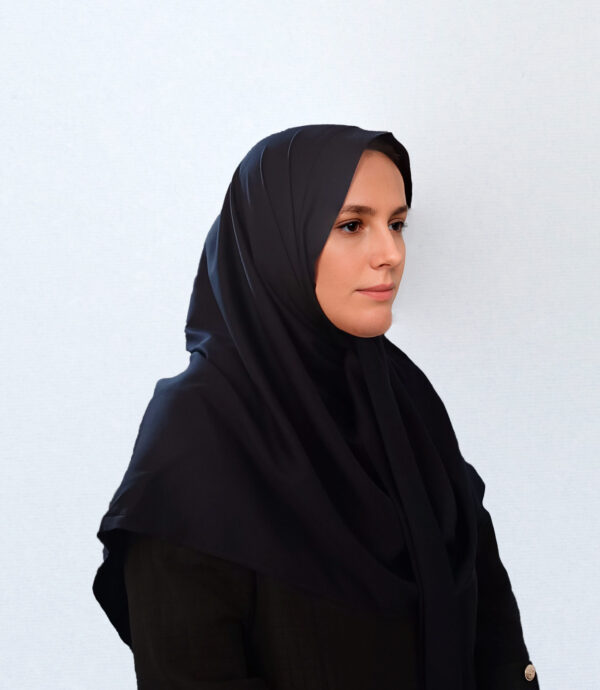 نمای سه‌رخ مقنعه کراواتی نخی بروجرد سرمه‌ای با طراحی ساده و شیک
